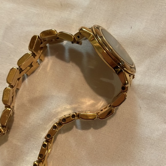 Vintage Fendi gold watch. - Picture 5 of 5